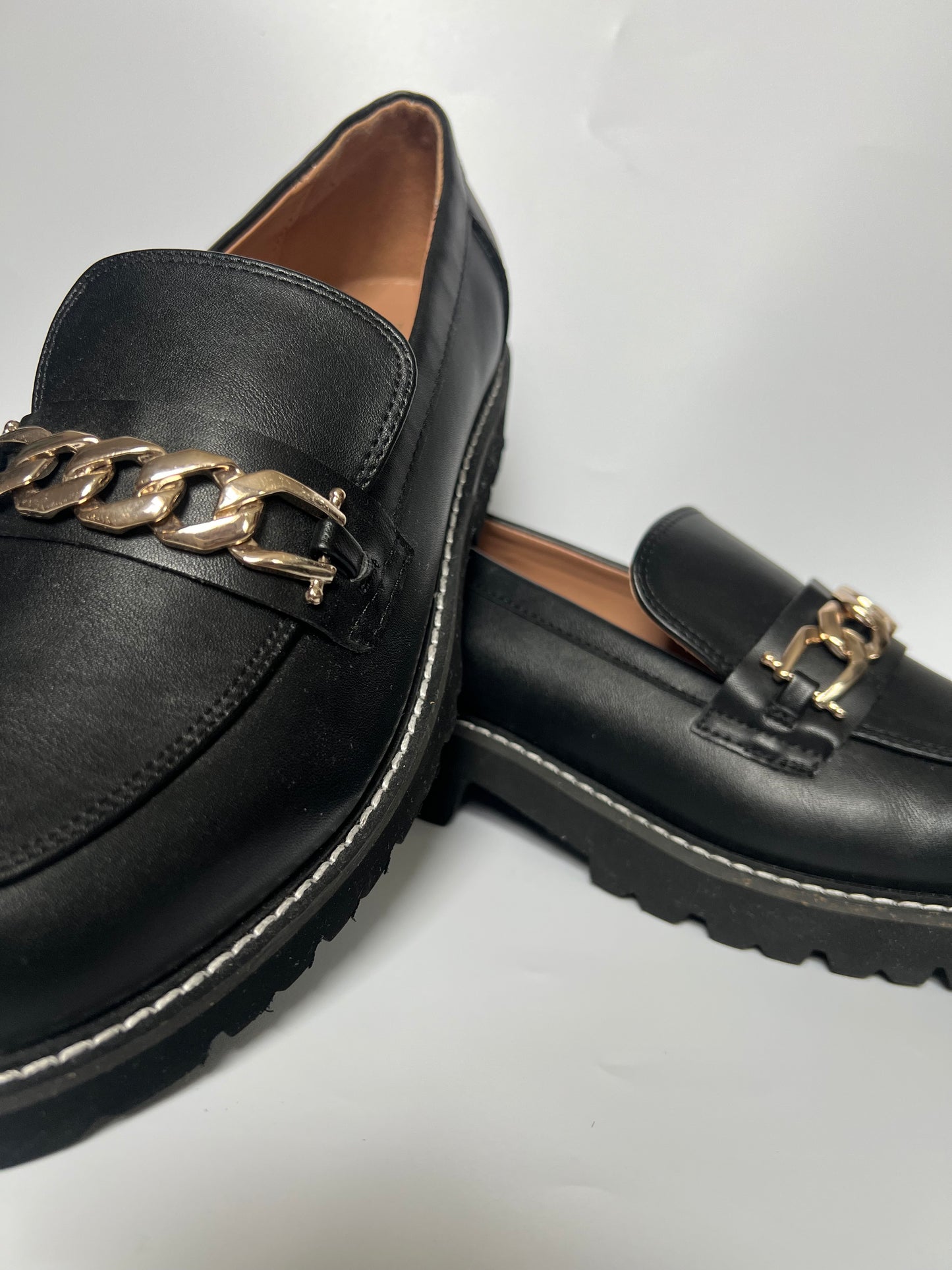 BCBG LOAFERS WITH GOLD CHAIN