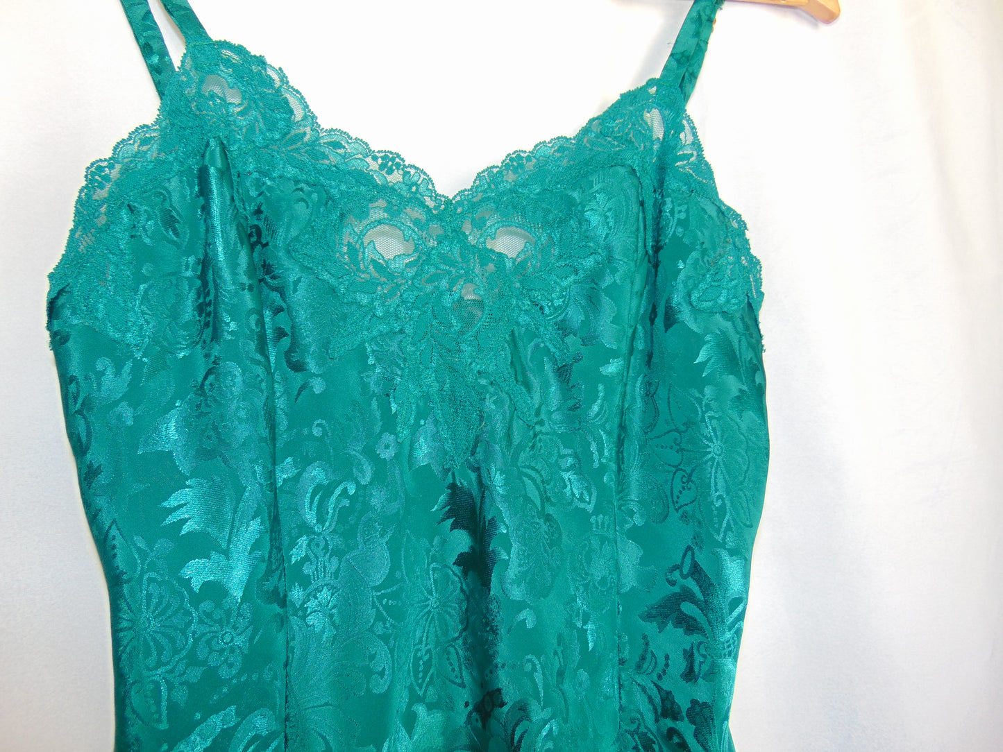VINTAGE GOLD LABEL VICTORIA'S SECRET SLIP