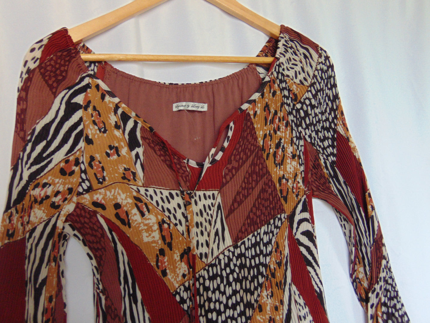 SIGNATURE BY LARRY LEVINE ANIMAL PRINT TOP