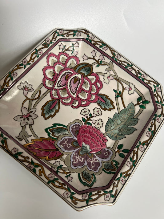 HAND-PAINTED FLORAL DECORATIVE PLATE