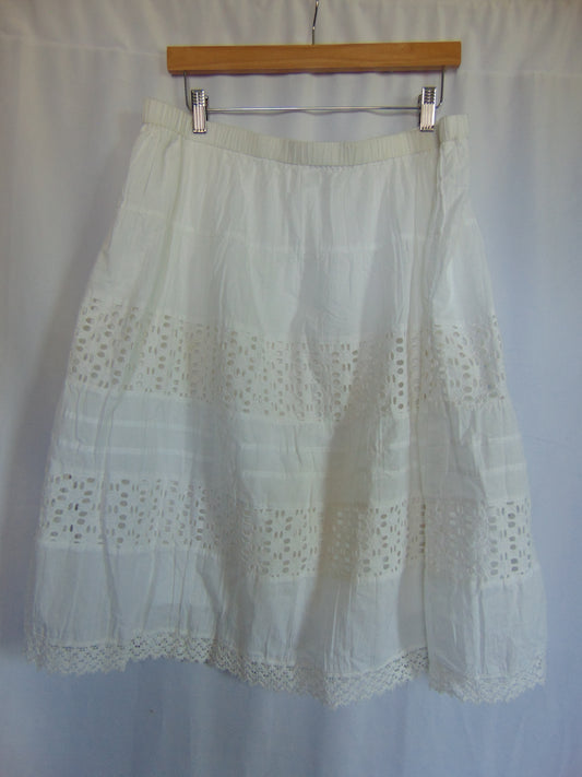 WHITE COTTAGE CORE COTTON SKIRT