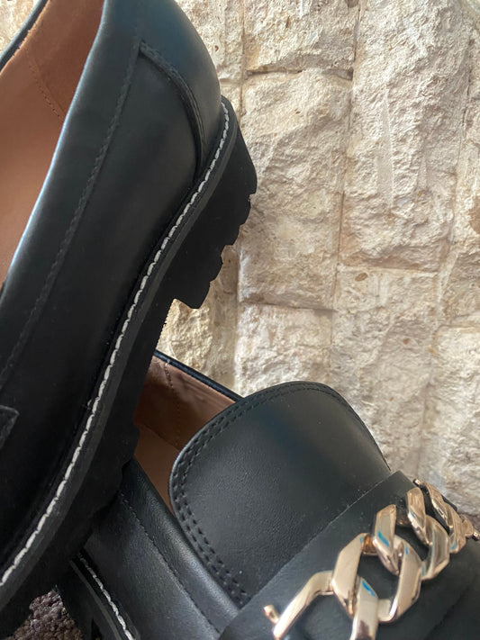 BCBG LOAFERS WITH GOLD CHAIN