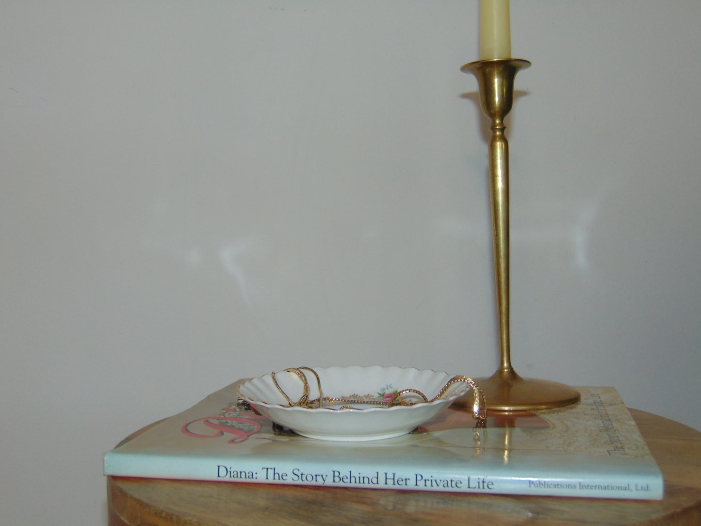 1992 Hardcover Diana: The Story Behind Her Private Life