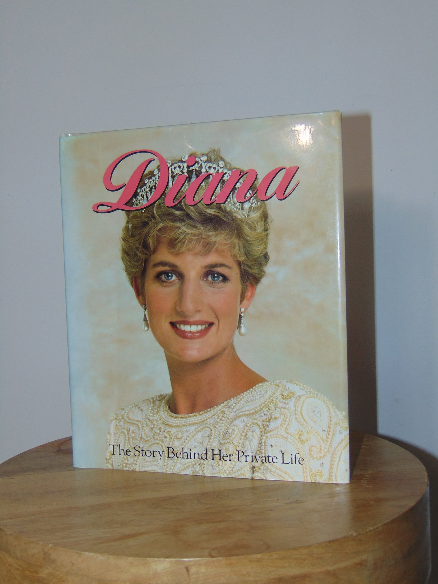 1992 Hardcover Diana: The Story Behind Her Private Life