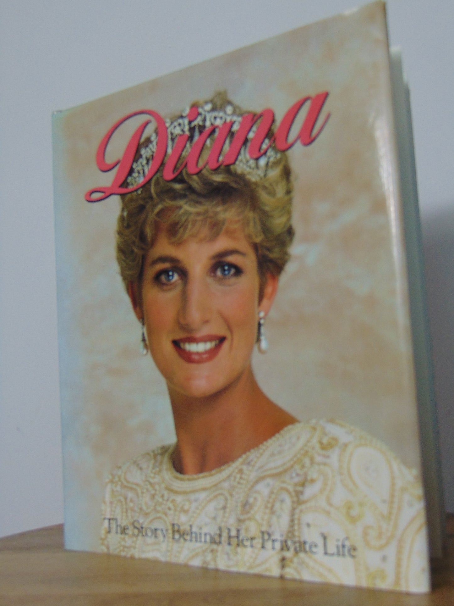 1992 Hardcover Diana: The Story Behind Her Private Life