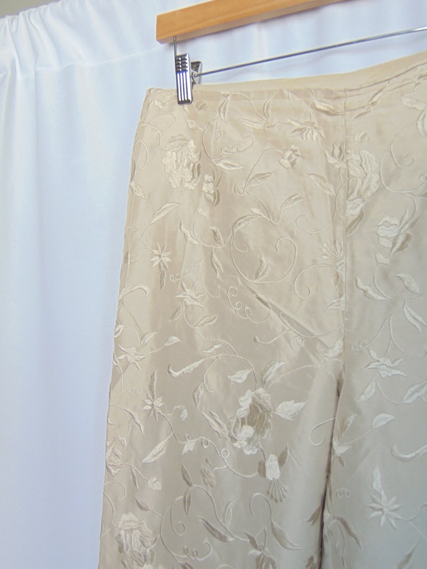 SILK FLORAL EMBROIDERED PANTS