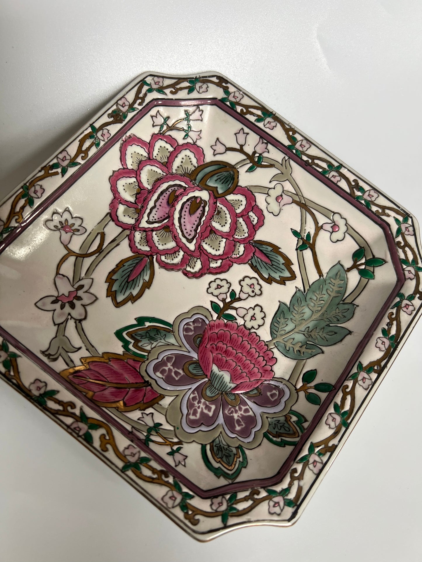HAND-PAINTED FLORAL DECORATIVE PLATE