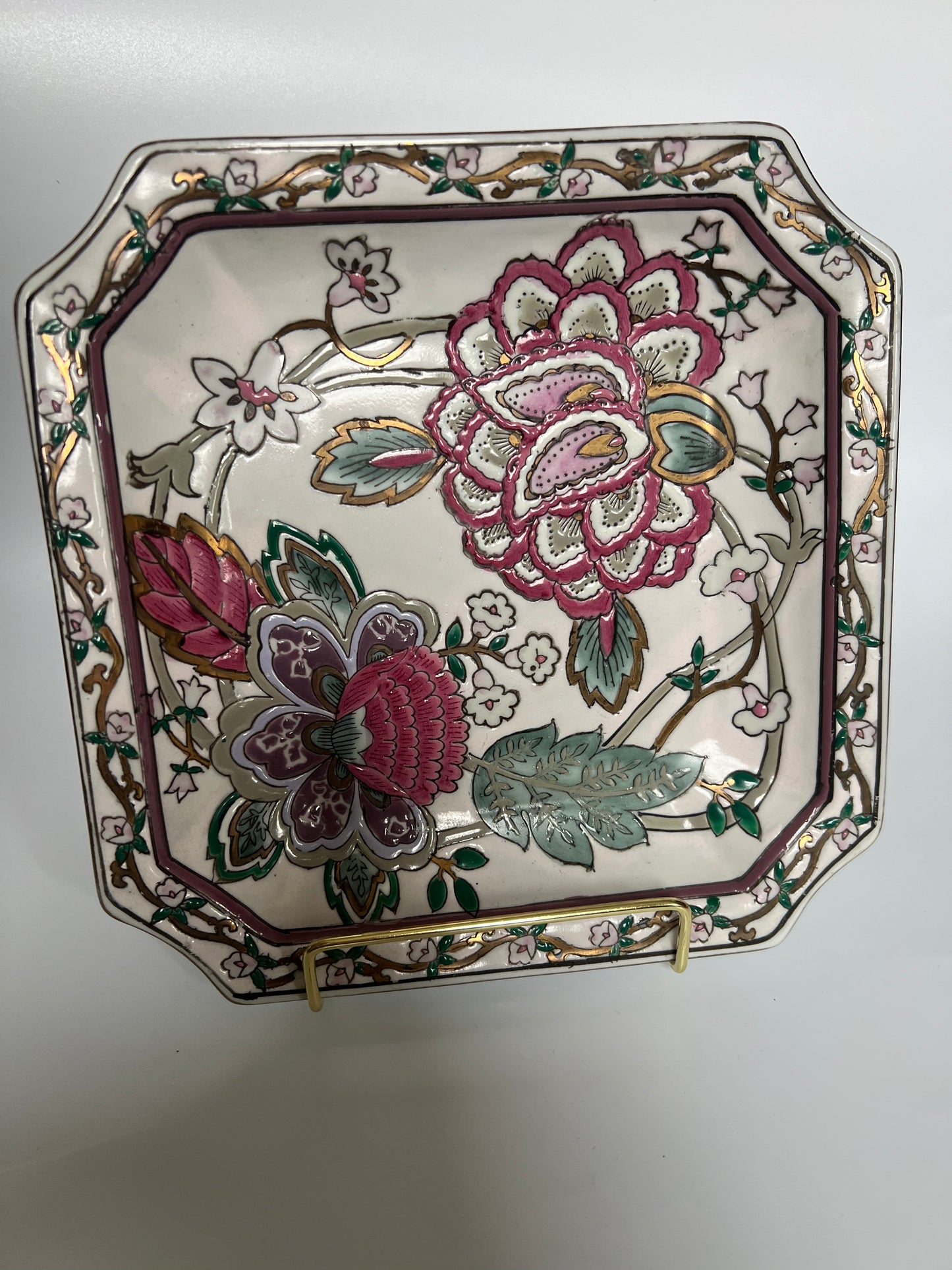 HAND-PAINTED FLORAL DECORATIVE PLATE