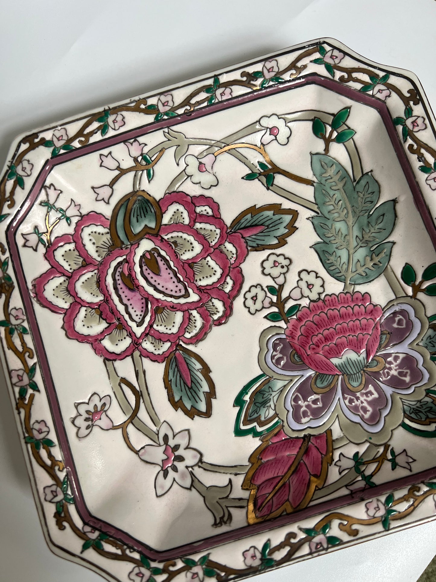 HAND-PAINTED FLORAL DECORATIVE PLATE