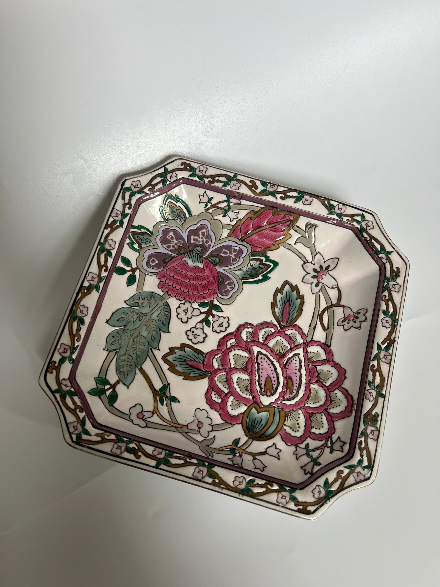 HAND-PAINTED FLORAL DECORATIVE PLATE