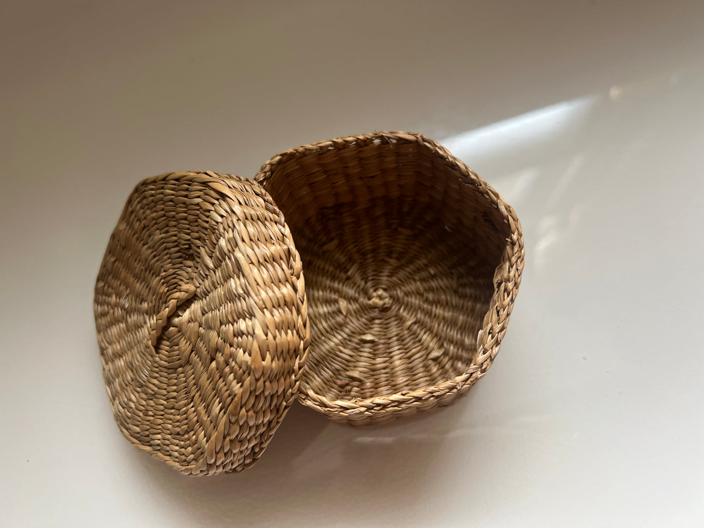VINTAGE 20TH CENTURY WOVEN TRINKET BOX